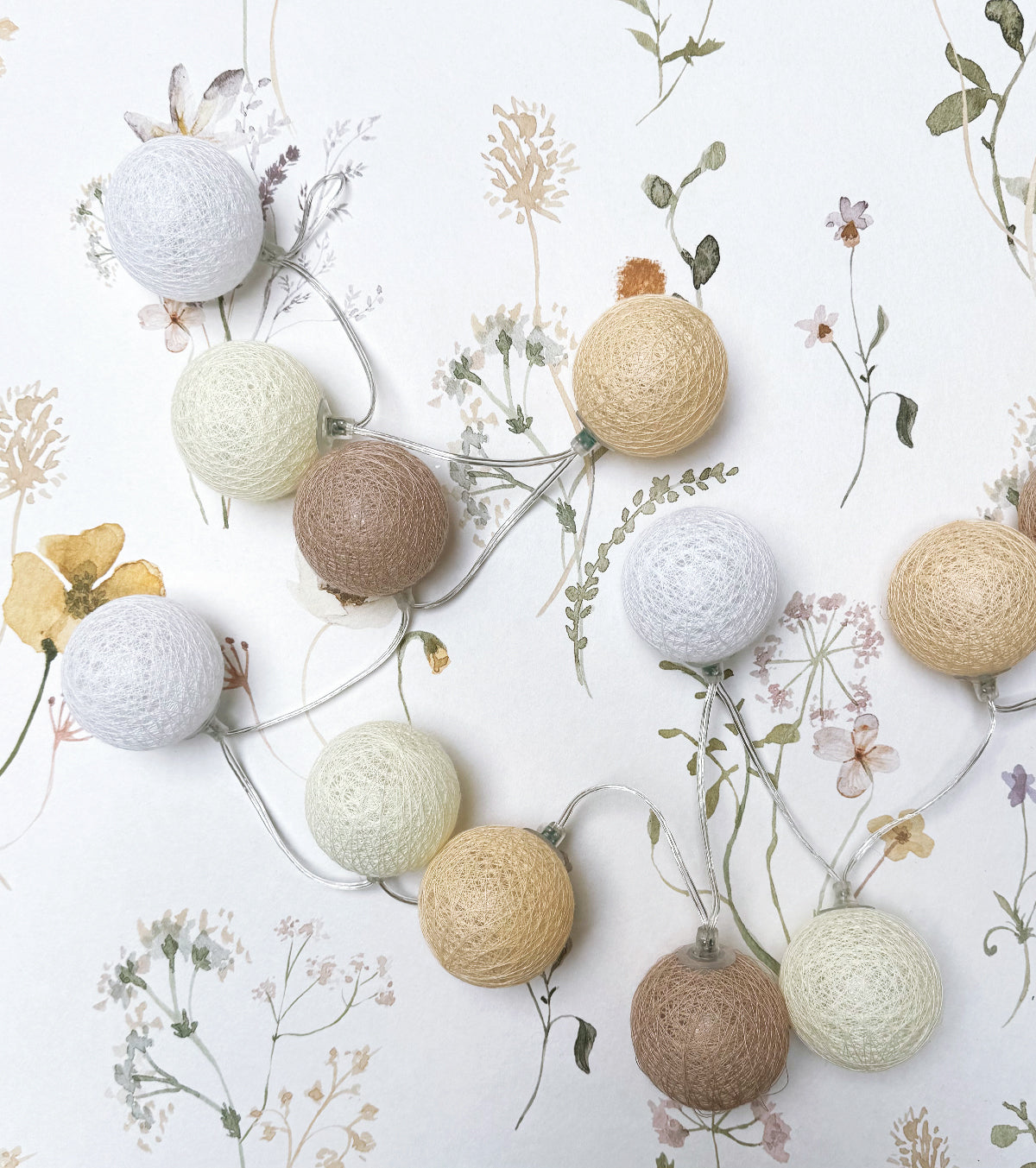 Lighting garland 24 cotton balls (beige) - Decorative interior lighting